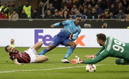 Donnarumma detiene un disparo de Welbeck durante el partido entre Mil&aacute;n y Arsenal en San Siro.