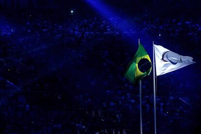 Bandeira brasileira ao lado da dos Jogos Paralímpicos durante a cerimônia de abertura.