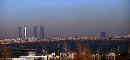 La boina de contaminación en Madrid vista desde la A-6.