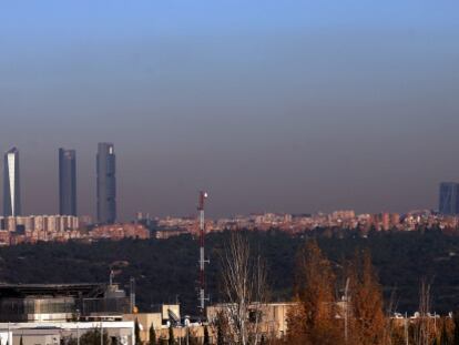 La boina de contaminación en Madrid vista desde la A-6.