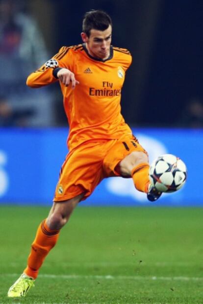 Bale controla el balón durante el partido contra el Schalke.