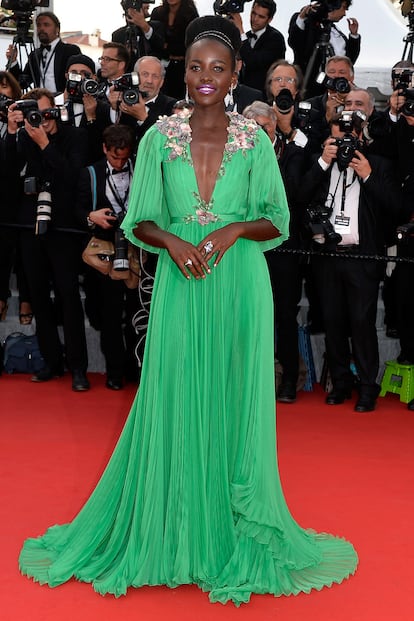 Verde esmeralda para Lupita Nyong'o vestida de Gucci.