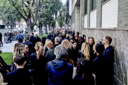 La gente hace cola para presentar sus respetos al difunto diseñador de moda italiano Giorgio Armani en la capilla ardiente situada en Milán, al norte de Italia, el 6 de septiembre de 2025. El taller alberga la capilla ardiente del diseñador. Armani falleció a los 91 años el 4 de septiembre de 2025.