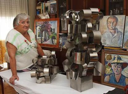 Michele Lescure, autora de la escultura desaparecida en Moratalaz, en su casa junto a la maqueta de la obra.