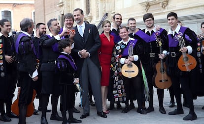 Los Reyes se hacen fotos con la tuna de la Universidad de Alcalá de Henares tras la ceremonia de entrega del premio Cervantes.