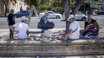 Vendedores de sombreros en el Paseo Colón de Sevilla.