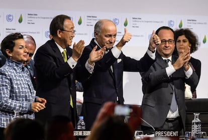 Celebración justo después de conseguirse el Acuerdo de París en la Cumbre del Clima de 2015. En esta imagen histórica aparecen, de izquierda a derecha, la costarricense Christiana Figueres; secretaria ejecutiva de la Convención Marco de la ONU sobre Cambio Climático; Ban Ki-moon, secretario general de la ONU; Laurent Fabius, ministro de Exteriores y presidente de la conferencia; y François Hollande, presidente de Francia.