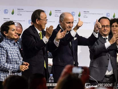 Imagen de la cumbre del clima de París de 2015 con el presidente de Francia, François Hollande; la jefa climática de la ONU, Christiana Figueres; el presidente de la COP, Laurent Fabius; y el secretario general de la ONU, Ban Ki-moon.