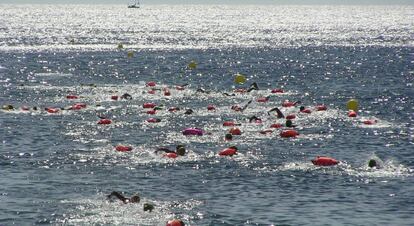 Nedar a mar obert és un esport que guanya adeptes.