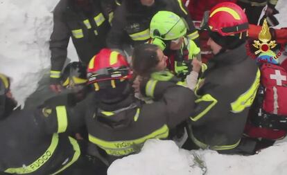 Captura de vídeo facilitada por el Departamento de Bomberos de Italia que muestra el rescate de una niña en el hotel Rigopiano en Farindola en la región de Abruzzo (Italia). 