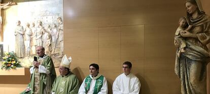 El padre Contreras, primero por la izquierda, durante la toma de posesión como párroco de la Iglesia de Alcorcón.