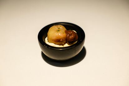 Papa negra con crema de pescado salado y aceite de oliva virgen.