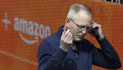 Dave Limp, vicepresidente de dispositivos y servicios de Amazon, prueba unos auriculares de la compañía.