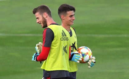 De Gea y Kepa durante un entrenamiento de la selección española antes del partido en Rumanía.