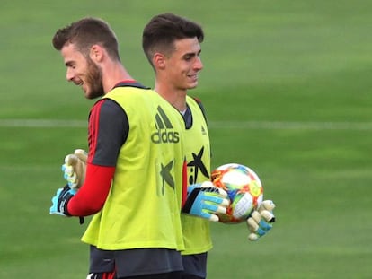 De Gea y Kepa durante un entrenamiento de la selección española antes del partido en Rumanía.