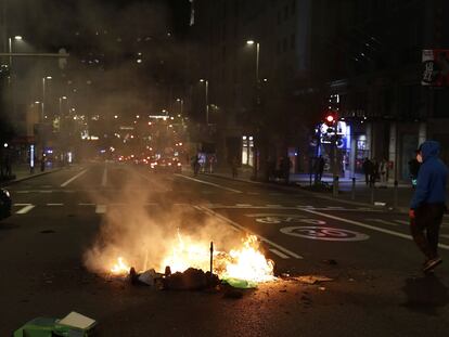 La policía disuelve a los manifestantes que intentaban cortar la Gran Vía de Madrid, el sábado por la noche.