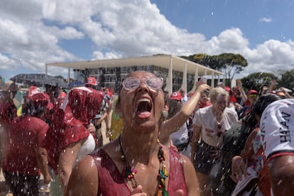 En un día muy caluroso, los bomberos lanzan chorros de agua a la gente para refrescarse durante la ceremonia de investidura del presidente Lula.