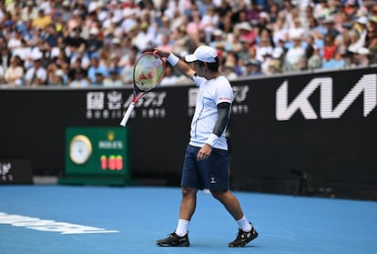 Nishioka se lamenta durante el partido.