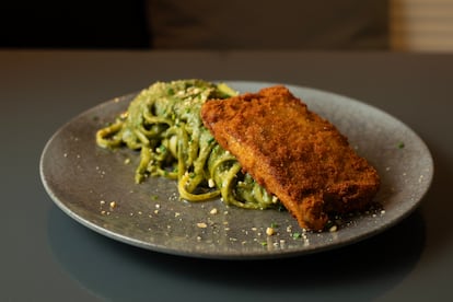 Tallarines con pesto y milanesa, de Los Andenes. Imagen proporcionada por el restaurante.