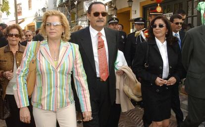 Mayte Zaldívar, Julián Muñoz e Isabel Pantoja, en febrero de 2003.