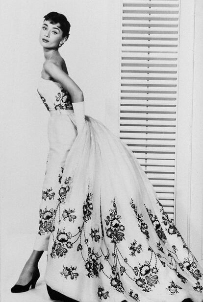 En 'Sabrina' (Billy Wilder, 1954), la pareja Edith Head y Hubert de Givenchy forjaba uno de los grandes iconos de la moda y el estilo proyectados desde la pantalla: Audrey Hepburn. Primera colaboración entre el diseñador y la actriz que iniciaba una historia de amor de alta costura y elegancia.