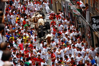 Centenares de corredores al paso de la ganadería Victoriano del Río por la calle Estafeta. 