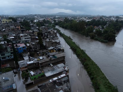 Vista del Río Tula que se ha desbordado afectando la zona centro de la Ciudad de Tula, Hidalgo, México.