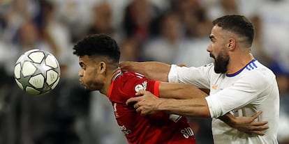Luis Diaz, del Liverpool, y Dani Carvajal, del Real Madrid, disputan un balón.
