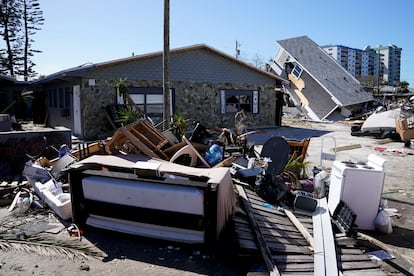 Escombros acumulados frente a una casa en la ciudad de St. Petersburg, Florida, este domingo.