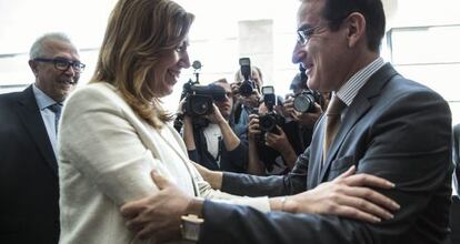 Susana Díaz saluda al presidente de la CEA, Javier González de Lara, esta mañana en Málaga.
