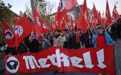 Manifestantes de ultraderecha protestan este viernes durante la visita de la canciller, Angela Merkel, a Chemnitz, al este de Alemania.