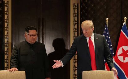 Donald Trump ofrece un asiento al líder norcoreano, Kim Jong-un, momentos antes de la firma de un documento conjunto durante su reunión en Singapur.