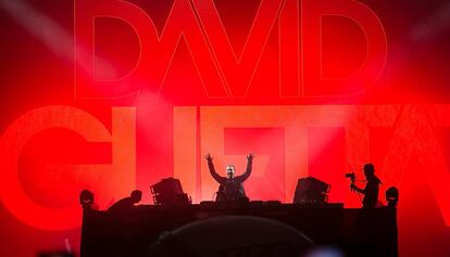 David Guetta, durante un momento de su actuaci&oacute;n ayer en el Barcelona Beach Festival. 