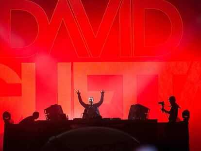 David Guetta, durante un momento de su actuaci&oacute;n ayer en el Barcelona Beach Festival. 