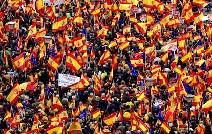 Decenas de miles de personas —45.000 según la Delegación del Gobierno; 200.000 según el PP y Ciudadanos— han acudido a la concentración contra Pedro Sánchez este domingo en la plaza de Colón de Madrid. En la imagen, una vista general de la manifestación.