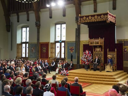 El rey Guillermo Alejandro de Holanda, junto a la reina Máxima, pronuncia su discurso durante la celebración del día del príncipe, en La Haya.