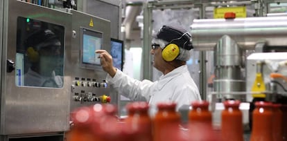 Un trabajador en una fábrica, en una imagen de archivo.