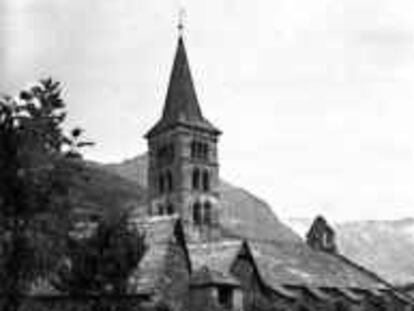 b sin num - sin fecha - escaneada de la Gran Enciclopedia Catalana - Iglesia romanica de Sta. Maria (XII-XIII), en Arties . - Foto: Gumí