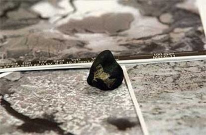 Meteorito sobre imágenes de microscopio electrónico.