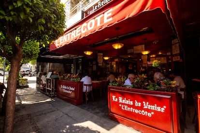 Comensales en el restaurante Le Relais De Venise, en Polanco.