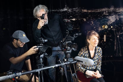 La directora Cosima Dannoritzery y el cámara Jordi Azategui, durante el rodaje del documental.