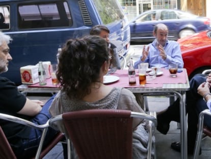 Alfredo P&eacute;rez Rubalcaba, ayer con parte de su equipo en un receso en una terraza de la calle de Ferraz.