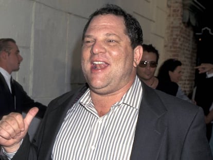 Hasta ahora, el oscarizado productor Harvey Weinstein había conseguido silenciar sus escándalos a golpe de talonario. Ya no. En la imagen, Weinstein a la salida de una fiesta en 1995.