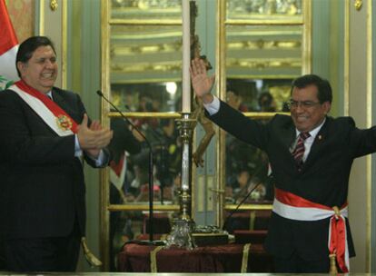 El presidente de Perú, Alan García, aplaude a Javier Velásquez Quesquén tras tomarle juramento el sábado como nuevo primer ministro.