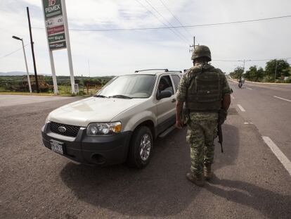 Retén militar este martes en la Sierra de Sinaloa.