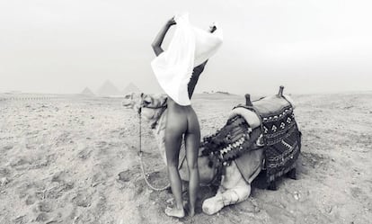 Fotografía facilitada por el fotógrafo Jesse Walker de la modelo belga Marisa Papen posando desnuda en las pirámides de Guiza, a las afueras de El Cairo, y en el Templo de Karnak (Luxor).