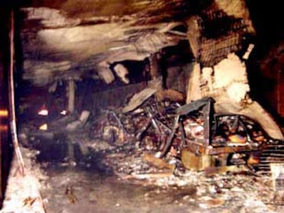 Restos de coches quemados bajo el techo destruido del túnel de San Gotardo.