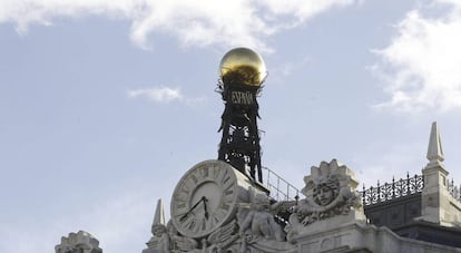 Reloj en la fachada de la sede del Banco de España. EFE/Kiko Huesca/Archivo