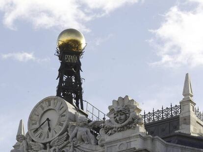 Reloj en la fachada de la sede del Banco de España. EFE/Kiko Huesca/Archivo