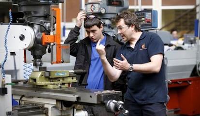 Un profesor da clase en un taller de FP en Madrid.